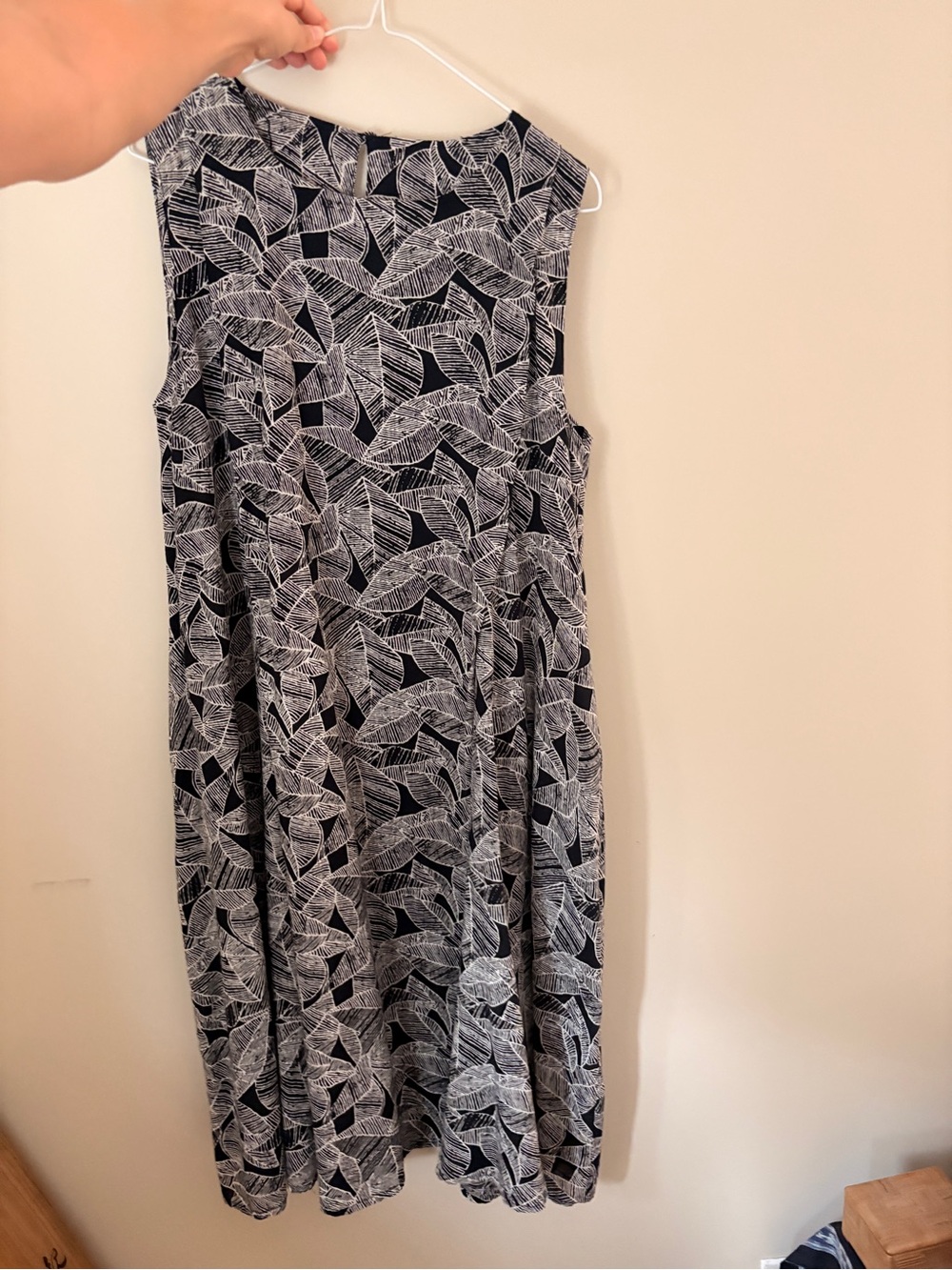 Sleeveless Black & White Leaf Print Dress